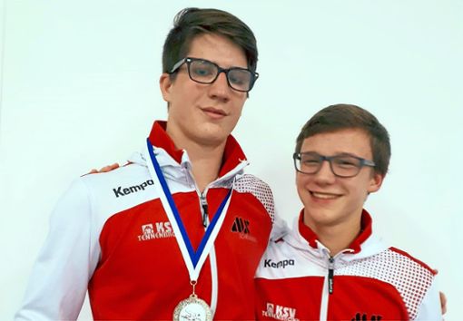 Die beiden Tennenbronner Ringer in Bindlach: Lukas Brenn (links) und Julian Götz  Foto: Moosmann Foto: Schwarzwälder Bote