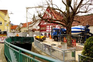 Die Junginger Brücke an der Bahnhofstraße wird rechtzeitig zur Verlegung des neuen Fahrbahnbelags fertig. Der unerwartete Mehraufwand schlägt aber mit 60 000 Euro zusätzlich zu Buche.  Foto: Stopper Foto: Schwarzwälder-Bote