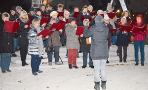 Der Chor singt Weihnachtslieder im Freien.  Foto: ah Foto: Schwarzwälder Bote
