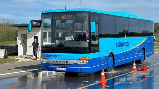 Beim Fahrsicherheitstraining konnten die Reise- und Linienbusfahrer von „Schweizer“ zeigen, was sie können. Foto: Wolfgang Schweizer