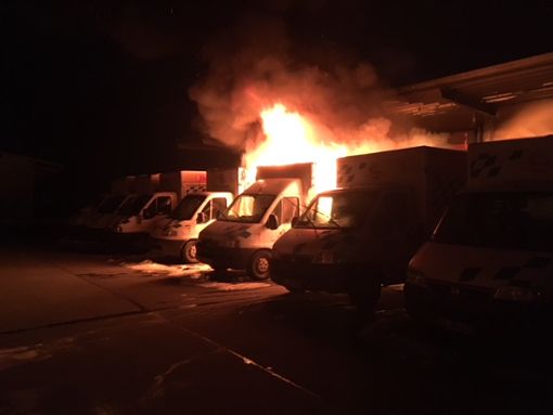 Lichterloh brannten am Dienstagmorgen mehrere Imbisswagen der Firma Hahn im Korb. Foto: Dieter Fecker/Feuerwehr Bisingen