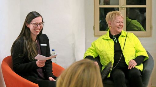 Ingrid Ritterbusch (rechts) und Museumsleiterin Lena Hauser unterhielten sich vor und mit dem Publikum über das Leben und Schaffen der Künstlerin. Foto: Heike Roller