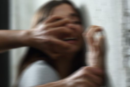 Der mutmaßliche Täter hat sich Mittwochnacht an zwei Frauen vergangen. (Symbolfoto) Foto: Antonioguillem-stock.adobe.com