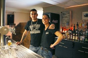 Nathalie Seeger und Dennis Mayer sind hauptverantwortlich für den Barbetrieb.  Foto: Huger