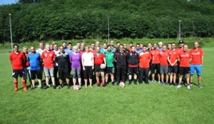 35 Fußballtrainer haben in Onstmettingen eine Schulung  des WFV durchlaufen. Zweiter von links: Referent und Schulungsleiter  Wolfgang Schlude. Foto: Schwarzwälder Bote