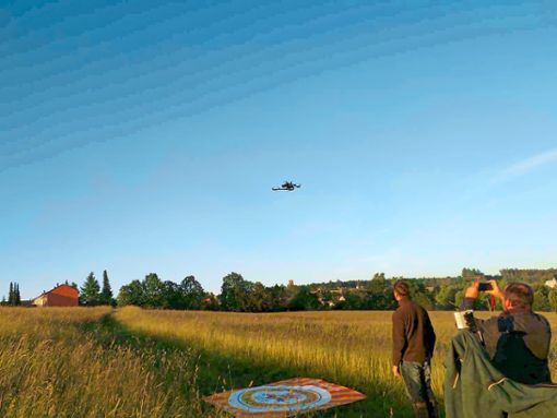Der Kopter überfliegt ferngesteuert eine Wiese bei Dobel. Foto: König Foto: Schwarzwälder Bote