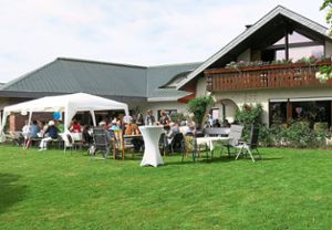 Die Gäste genossen das Sommerfest.  Foto: Villa Regenbogen Foto: Schwarzwälder Bote