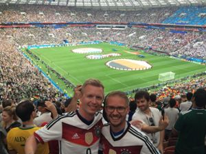 Daniel Züfle (links) und sein Bruder Marcel (rechts) im Moskauer Luschniki-Stadion kurz vor dem Spiel Deutschland gegen Mexiko Foto: Züfle