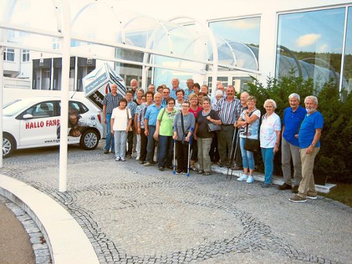 Die Herzsportgruppe im SV Weildorf vor dem Firmengebäude des  Bekleidungsherstellers Trigema in Burladingen. Foto: Frank Foto: Schwarzwälder Bote
