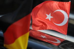 Eine deutsche und eine türkische Fahne wehen an einem Auto Foto: dpa
