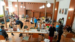 Der Saal im Marienheim wird zur Werkstatt für Minis und Pfadis. Foto: Ziechaus