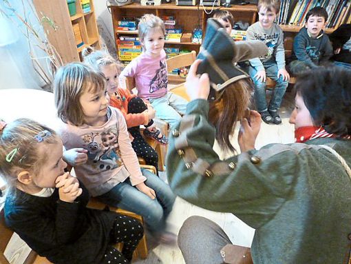 Karin Klausmann zieht  vor den Kindern  ihr Holzschuehklepfer-Häs an und  erklärt  mit Geschichten  die Narrenfigur  von Gremmelsbach.  Foto: Kindergarten Foto: Schwarzwälder Bote