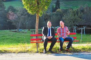 Bürgermeister Matthias Bauernfeind (links) und Gemeinderatsmitglied Holger Mai weihten im Oktober 2017 die Mitfahrbänkle ein.  Archivfoto: Steitz Foto: Schwarzwälder Bote