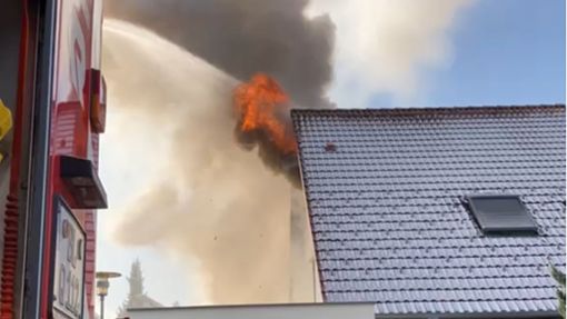 Ein Dachstuhlbrand in einem Wohnhaus in Bisingen sorgt für einen Großeinsatz der Feuerwehr. Foto: Feuerwehr Bisingen