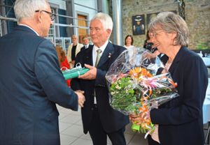 Gunter und Karin Steidinger wurden von Oberbürgermeister Rupert Kubon für ihr Engagement geehrt. Foto: Zimmermann Foto: Schwarzwälder Bote