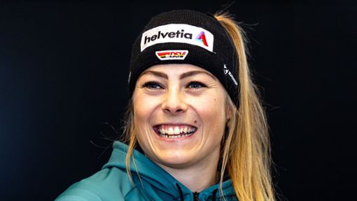 Daniela Maier freut sich über den Goldenen Ski. Foto: Eibner/Santemiz