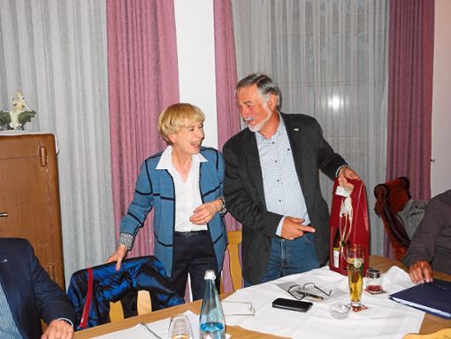 Vorsitzende des Partnerschaftsvereins, Karin Wenzig-Luck, beglückwünscht Karl–Otto Damm, der als ihr Stellvertreter im Amt bestätigt worden ist. Foto: Verein Foto: Schwarzwälder Bote