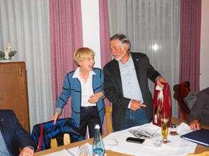 Vorsitzende des Partnerschaftsvereins, Karin Wenzig-Luck, beglückwünscht Karl–Otto Damm, der als ihr Stellvertreter im Amt bestätigt worden ist. Foto: Verein Foto: Schwarzwälder Bote