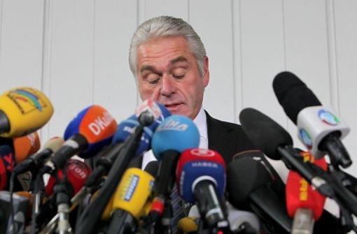 Baden-Württembergs Innenminister Heribert Rech auf einer Pressekonferenz einen Tag nach dem Amoklauf.  Foto: AP