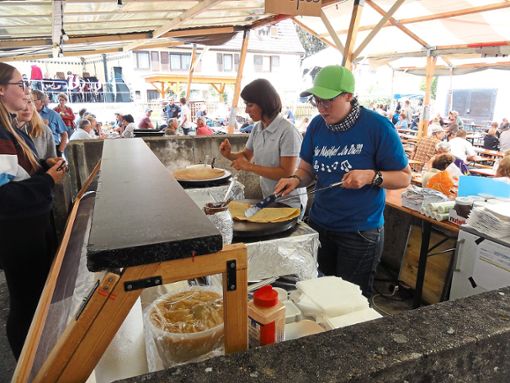 Kulinarische Leckerbissen wie Crêpes durften beim 40. Gechinger Straßenfest natürlich nicht auf den Speisekarten fehlen. Foto: Schillaci Foto: Schwarzwälder Bote