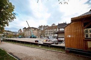 Advent, Advent: In diesen Tagen läuft der Aufbau für die Eisbahn samt den Gastronomie-Buden am Schlossplatz. Foto: Peter Petsch