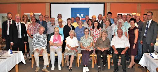 Die Volksbank Deißlingen ehrt  Mitglieder für deren 40-, 50- und 60-jährige Treue zur Bank. Foto: Reinhardt Foto: Schwarzwälder Bote
