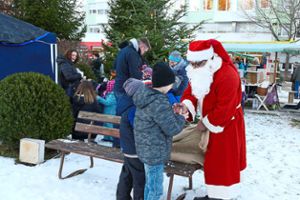 Der Weihnachtsmann beschenkte die braven Kinder auf dem Markt im Park. Foto: Stadtteilbeirat Foto: Schwarzwälder Bote