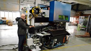 Geschäftsführer Bernd Staudenmaier freut sich über die neu angelieferte CNC-Stanz-Lasermaschine. Foto: Schwark