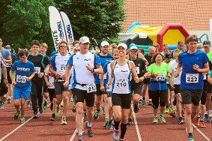 Neuer Teilnehmerrekord: 1100 Läufer nahmen am Samstag im Waldeck-Stadion beim 14. Neckarman teil.   Foto: Heinig