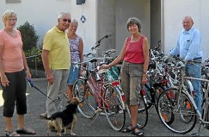 Ein Ehepaar aus Kehl brachte am vergangenen Samstag noch zwei Fahrräder. Erfreut nehmen Traute Walker, Ingrid Wittmann und Wolfgang Wittmann (von links) sie entgegen. Foto: Hildenbrand