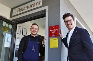 Jason (links) und Niklas Grom freuen sich über den Michelin-Stern, der jetzt am Eingang ihres Restaurants angebracht ist. Foto: Jens Fröhlich