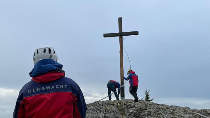 Bergwacht baut Lochenkreuz ab