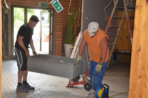 In Wannen entsorgen die Mitarbeiter eines Stuckateurbetriebs den weggemeißelten Fußboden. Foto: Reich Foto: Schwarzwälder Bote