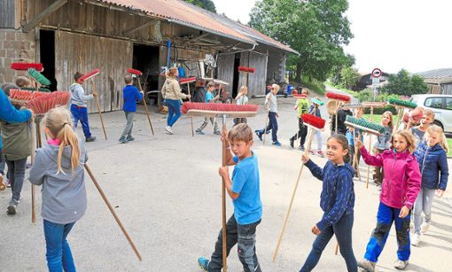 Bei der ersten Sommerschule auf dem Keppler-Hof üben die Kinder einen Besen-Sprech-Tanz ein, den sie zum Abschluss vorführten.  Foto: Stadler Foto: Schwarzwälder Bote