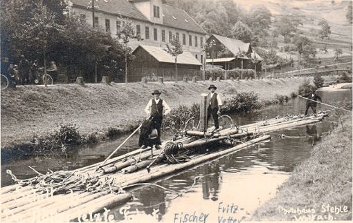 Das letzte Floß fährt anlässlich des Schiltacher Gewerbefests 1925 auf der Schiltach, links August Fischer. Foto: Harter Foto: Schwarzwälder Bote