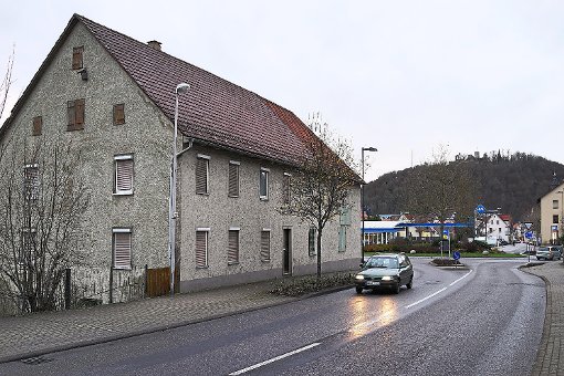 Noch steht  am  Kreisel Haiterbacher Straße     ein   großes  Wohnhaus. Doch bald         soll dort     ein Neubau entstehen.  Foto: Fritsch Foto: Schwarzwälder-Bote