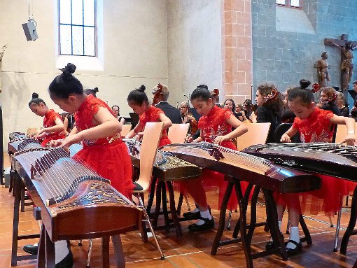 Ein pittoreske Palette an Musik wurde beim Wandelkonzert des Sinfonieorchesters und der Musikakademie geboten. An dem traditionellen Instrument Zheng waren   die jungen chinesischen Künstlerinnen    zu erleben.   Foto: Kouba Foto: Schwarzwälder-Bote