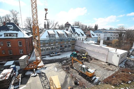 Vorbereitende Arbeiten in der Baulücke zwischen Iselparkhaus und Klosterring haben bereits begonnen.  Foto: Eich Foto: Schwarzwälder Bote