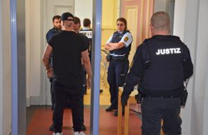 Starke Polizeipräsenz am Eingang in den Gerichtssaal: Erneut geht es um die geplante Bliutrache nach dem Mord an Umut K. Foto: Reich Foto: Schwarzwälder Bote