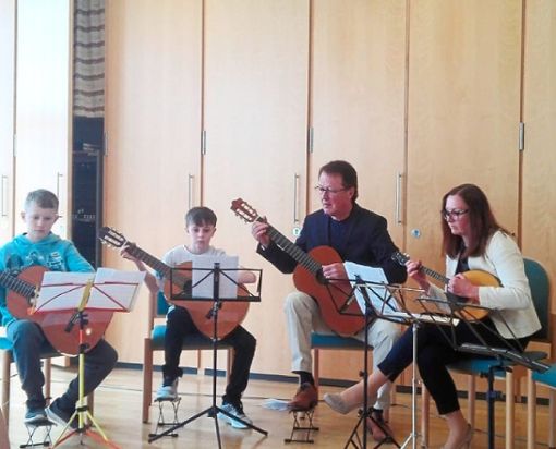 Schüler von Viktor und Tatjana Brose musizierten im Gebrüder-Hehl-Stift. Foto: Brose Foto: Schwarzwälder Bote