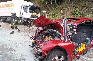 Bei einem schweren Unfall zwischen Calmbach und Oberreichenbach wurde ein Autofahrer lebensgefährlich verletzt. Foto: Krokauer