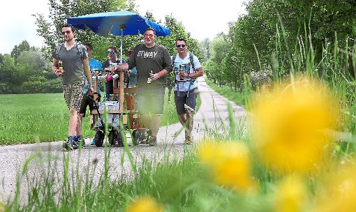 Gut gelaunt ziehen diese jungen Männer am Vatertag mit dem Bollerwagen durch die Gegend. In Geislingen ist die gute Laune gekippt – am Ende flogen Fäuste. Symbolfoto: Warnack Foto: Schwarzwälder-Bote