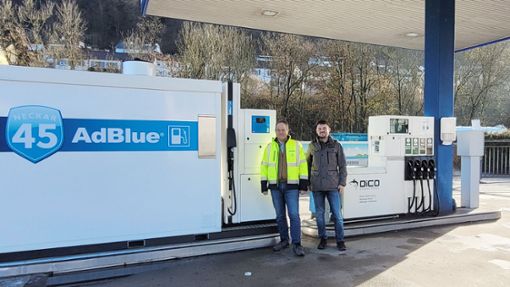 Erwin Esslinger (links) und Harald Hütter sind stolz auf die neue AdBlue-Tankstelle. Foto: Hezel