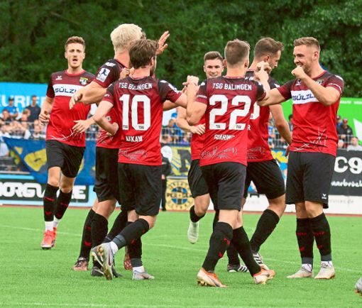 Ein Erfolgserlebnis im Verbandspokal wollen sich die Regionalliga-Fußballer der TSG Balingen in Ostrach verschaffen.  Foto: Kara