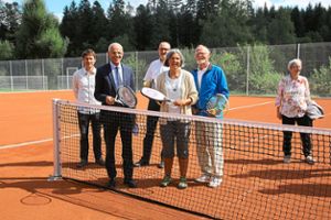 Bürgermeister Fritz Link (Zweiter von links) übergibt die neuen Tennisplätze an Christiane Potschaske, die Vorsitzende des Tennisclubs. Foto: Hübner Foto: Schwarzwälder Bote