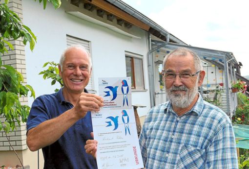 Hermann Saur (links) von   der Nabu-Ortsgruppe Nagold-Altensteig überreicht an Hartmut Röhm die Auszeichnung Schwalbenfreundliches Haus. Foto: Stadler Foto: Schwarzwälder Bote