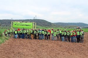 Bürger formierten sich am Samstag bei einem Aktionstag zu dem Schriftzug Kein Galgenfeld.  Foto: Baum
