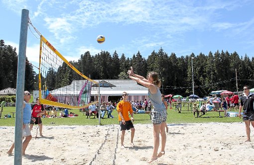 Viele tolle Ballwechsel gab es zwischen den Beach Girlies und dem FC Neuhausen.  Foto: Kommert Foto: Schwarzwälder-Bote