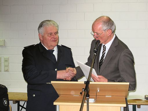 Bürgermeister Michael Maier (rechts) ernennt Heinz Rieber zum Ehrenkommandanten.  Fotos: Gauggel Foto: Schwarzwälder Bote