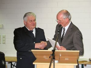 Bürgermeister Michael Maier (rechts) ernennt Heinz Rieber zum Ehrenkommandanten.  Fotos: Gauggel Foto: Schwarzwälder Bote